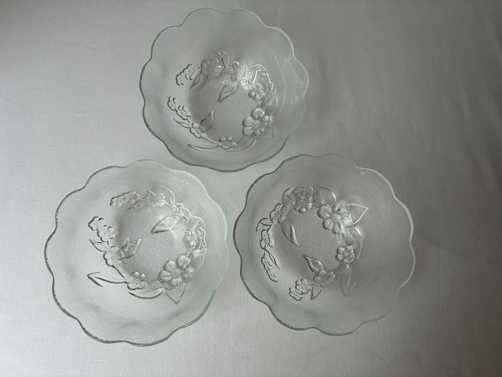 Conjunto de 3 tigelas de vidro vintage com relevo floral – photo 2